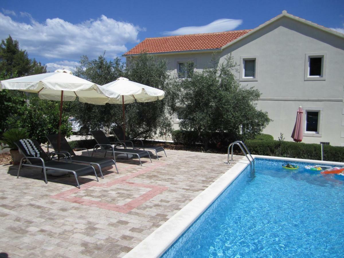 Nives B. Appartement Supetar Buitenkant foto