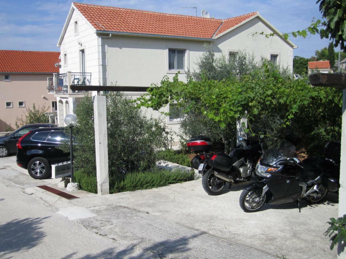 Nives B. Appartement Supetar Buitenkant foto