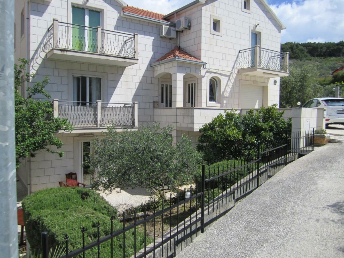 Nives B. Appartement Supetar Buitenkant foto